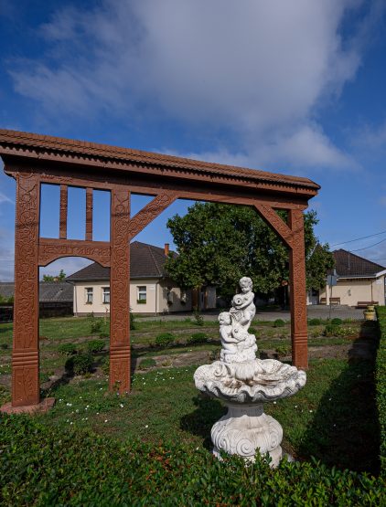 Székelykapu és díszkút