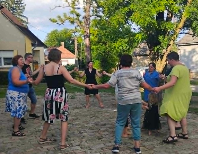 Májusfa kitáncolása a Tájháznál